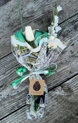 Vista 6 de Ramos originales de rosas de madera en 1, 2, o 3 docenas Día de San Patricio