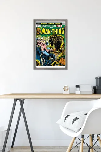 Vista 6 de Trends International Marvel Comics: Man-Thing #16 - Póster de pared, 22.4 pulgadas de largo x 14.7 pulgadas, versión enmarcada en madera de granero
