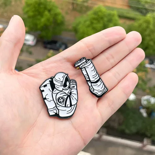 Vista 6 de Anime Chainsaw Pochita Brooch Pins - Makima Pochita Cosplay Enamel Pins - Metal Badge Jewelry Accessory for Backpack Clothes Caps