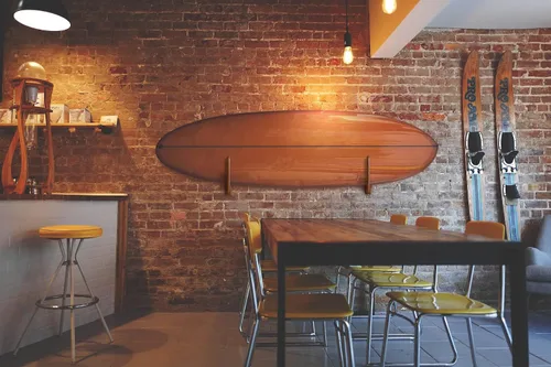 Vista 3 de TESLYAR Soporte de pared para tabla de surf, estante de madera para almacenamiento en pared, ganchos de madera maciza para tabla de surf, tabla