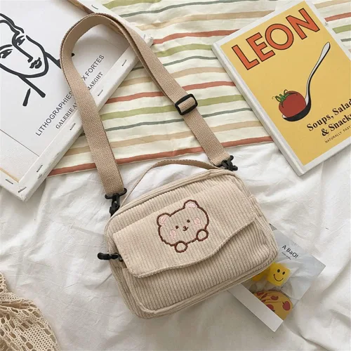 Vista 4 de Lindas bolsas kawaii, carteras estéticas, pequeñas de pana cruzada con llaveros de oso, regalo kawaii para mujeres, adolescentes y niñas