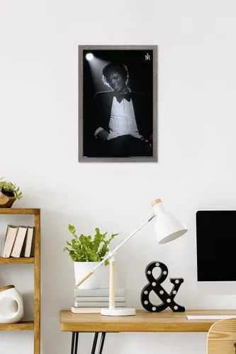 Vista 2 de Trends International Michael Jackson - Póster de pared Spotlight, 22.4 pulgadas de largo x 14.7 W, versión enmarcada en madera de granero Versión