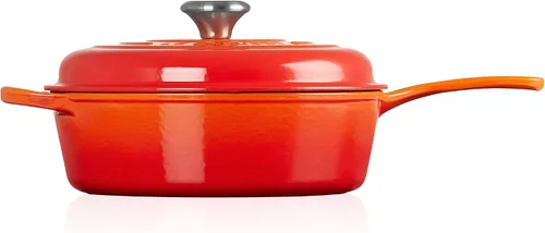 Vista 2 de Le Creuset Cacerola de Hierro Fundido Esmaltado Signature Cassadou, 3.75 qt., Flame