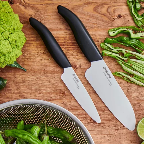 Vista 3 de Cuchillo Santoku de la marca Kyocera Advanced Ceramic y de la serie Revolution con 5 1/2 pulgadas, hoja blanca, Blanco KYOCERA Revolution 5.5-Inch