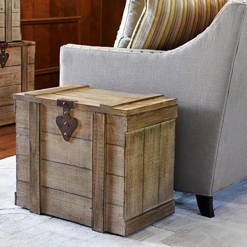 Vista 2 de Household Essentials Baúl decorativo de estilo victoriano, acabado en madera envejecida y acentos metálicos, con tapa completamente abierta y asas