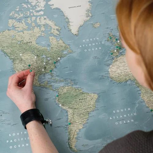 Vista 6 de Push Pin World Travel Map en lienzo: sigue tus aventuras y planifica viajes futuros, arte de pared grande para el hogar, la oficina y regalo