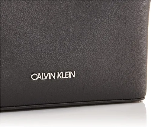 Vista 5 de Calvin Klein Hailey Micro Pebble - Cadena cruzada con triple compartimento