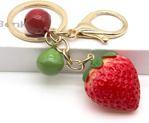 Vista 3 de Llavero de resina con diseño de fresa, 3 piezas, colgante de fruta, adorno de bolsa de dibujos animados, adornos para llaves de coche, bolso