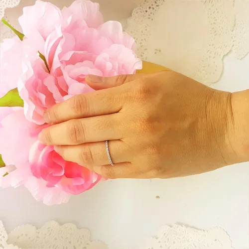Vista 2 de Dazzlingrock Collection Anillo apilable de oro blanco con zafiro rosa redondo de 14 quilates para mujer, delicado aniversario de boda, oro blanco