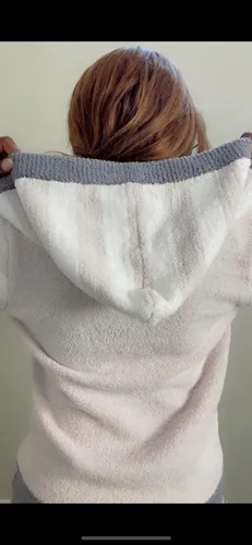 Vista 3 de Em.brace.U Tiffany Berber - Sudadera con capucha de forro polar con doble cremallera, Rosa, blanco y gris.