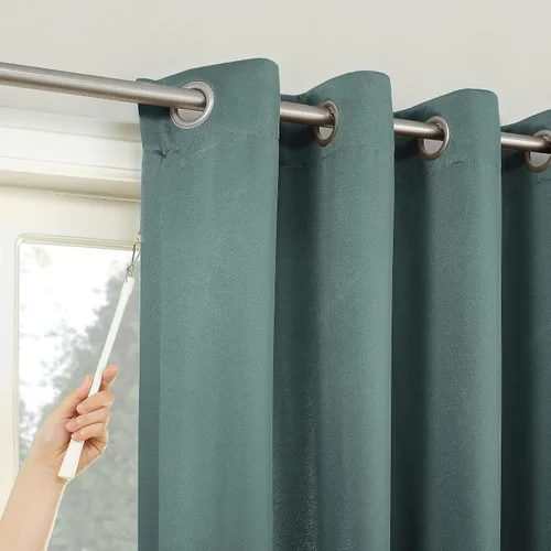 Vista 196 de Sun Zero Easton Panel de Cortina Opaca con Ojales de Ahorro de Energía, 40" x 63", Gris, Gris Raíz = {'valor': "['Gris']"}