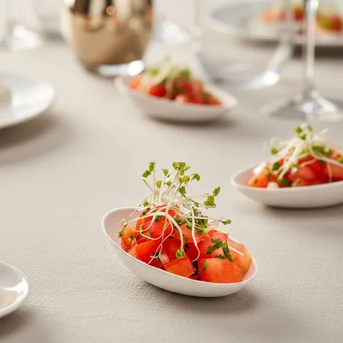 Vista 3 de Restaurantware Pulp Tek - Platos de degustación de 3.1 pulgadas, 100 platos desechables en forma de huevo, fáciles de sostener, mini platos de sabor