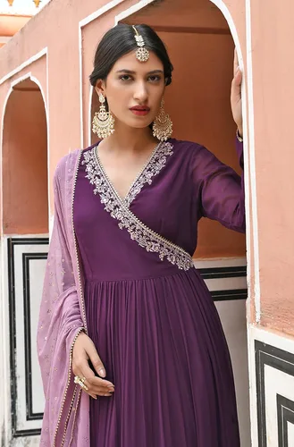 Vista 6 de Janasya Mujeres indias vino Georgette Adornado Kurta con Dupatta