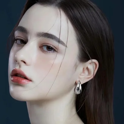 Vista 4 de Aretes de aro de acero quirúrgico 316L gruesos en forma de lágrima de oro para mujer, aretes de gota de agua, ligeros, hipoalergénicos, de diseño