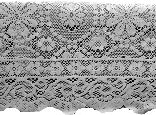 Vista 3 de Van Wyck Medallion - Mantel de encaje de punto pesado 60x104, color blanco