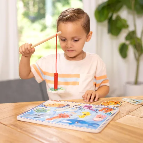 Vista 9 de Melissa & Doug - Juego de pesca magnético de madera y rompecabezas con imanes de animales marinos de madera