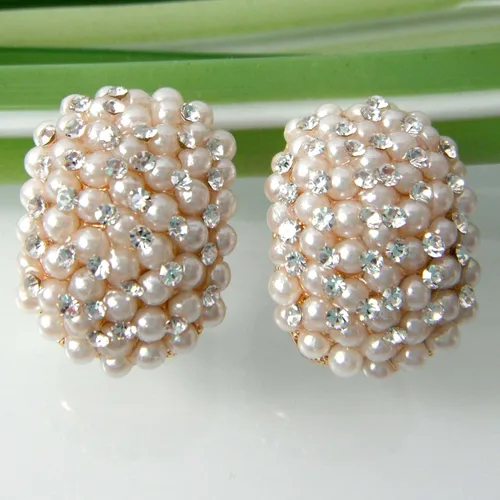 Vista 2 de Navachi - Aretes de cristal colorido chapado en oro de 18 quilates con perlas Omega