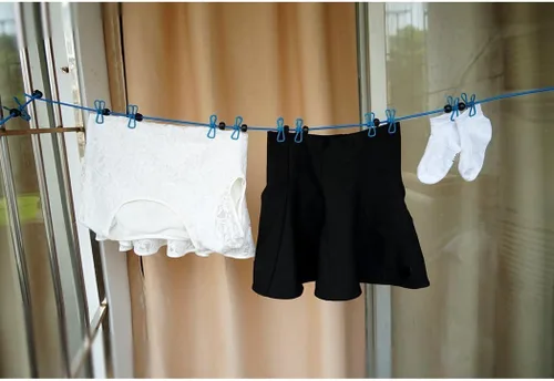 Vista 2 de HAWATOUR Clothesline - Equipo de campamento, tendedero retráctil portátil con 12 pinzas para la ropa para viajes y vehículos recreativos, accesorios