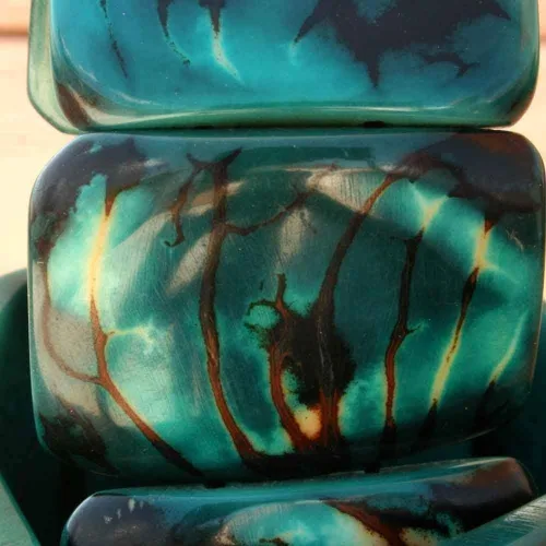Vista 3 de Pulsera gruesa hecha de nuez de tagua orgánica, joyería de comercio justo hecha a mano para mujer