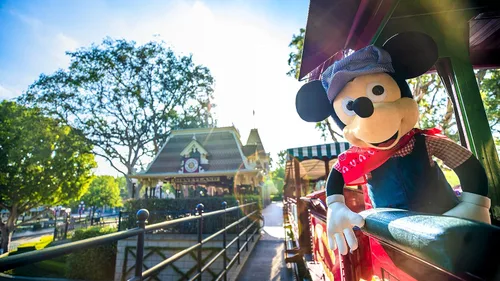 Vista 6 de Treasures of the Disney Vault Engineer Mickey, juguetes para niños con licencia oficial para niños de 3 años en adelante por Just Play