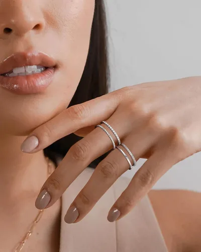 Vista 3 de Anillos apilables de oro y plata para mujer, no se deslustra, 0.051 in, juego de anillos de plata delgados chapados en oro de 14 quilates, delicado