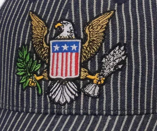 Vista 2 de Gorra patriótica de camionerotren de Pinnacle Awards con escudo de águila estadounidense bordado en la parte delantera en GOD WE Trust en el lado
