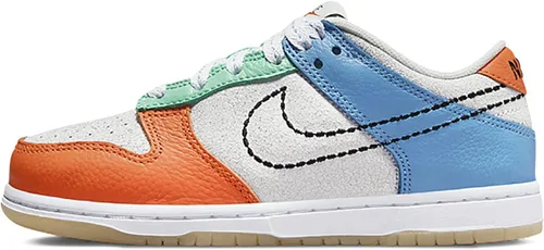Vista 411 de Nike Kid's Dunk Low Sneaker