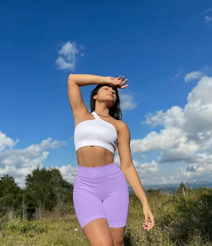 Vista 4 de OQQ Paquete de 3 pantalones cortos de yoga de cintura alta para mujer, acanalados, sin costuras, con control de abdomen, pantalones cortos