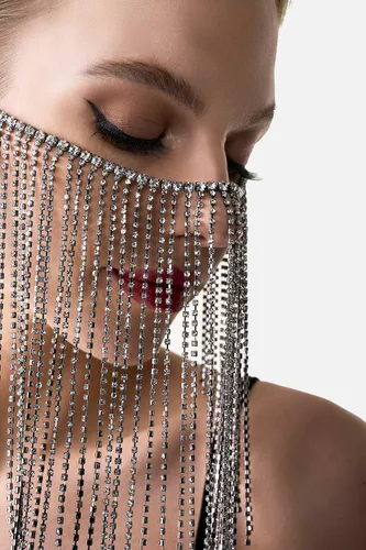 Vista 2 de BABEYOND Máscara de cadena de cristal de los años 20 con diamantes de imitación y flecos, para mascarada, Mardi Gras, Halloween, Gatsby, accesorios