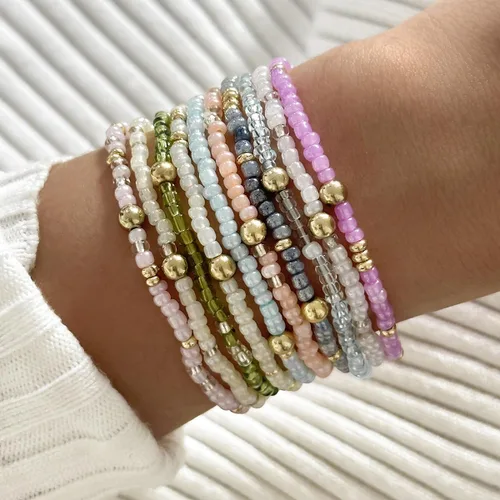 Vista 6 de Caiyao 12 pulseras apilables con cuentas de resina multicapa bohemia, pulseras elásticas de cuentas de cristal de colores, pulseras elásticas de 10