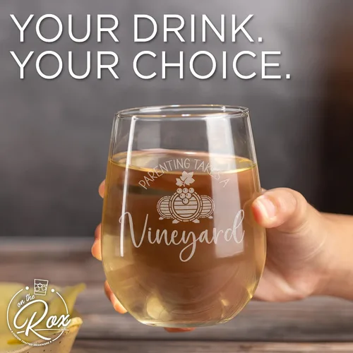 Vista 6 de On The Rox Drinks Regalos de vino para mamá, copa de vino grabada sin tallo de 17 onzas con texto en inglés "Parenting Takes A Vineyard", única y 1