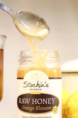 Vista 4 de Stockin's Apiaries Miel de azahar cruda, sin calentar, sin filtrar y nutritiva, 35.2 onzas.