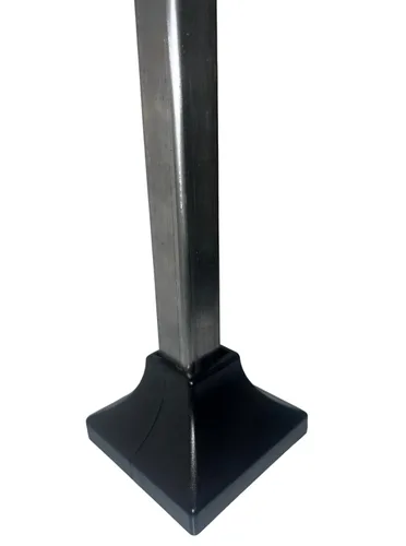Vista 3 de JM Steel. Falda de plástico entrelazada para postes de 1 "x 1" para poste y 3.5 "x 3.5" para base.