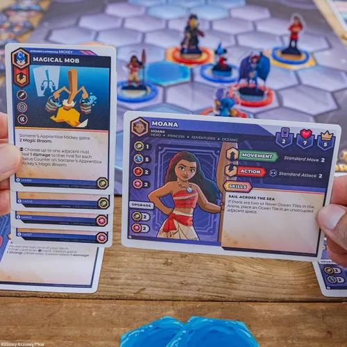 Vista 4 de USAOPOLY Disney Sorcerers Arena Epic Alliances Turning The Tide Expansion Con Davy Jones Moana y Stitch Juego de mesa familiar y estrategia