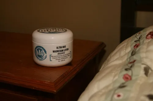 Vista 2 de Loción con infusión de magnesio Ultra Mag - Sin perfume - más de 500 mg/cucharadita de minerales de magnesio de los fondos marinos Zechstein