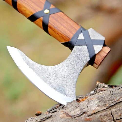 Vista 4 de Hacha vikinga de Ragnar Lothbrok con mango de madera de rosa - Hacha de caza de acero al carbono de alta forja de hoja afilada, hachas de camping
