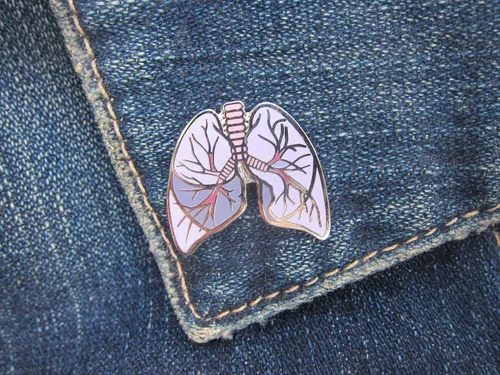 Vista 6 de Jim Clift Design Pin de solapa esmaltado pulmones
