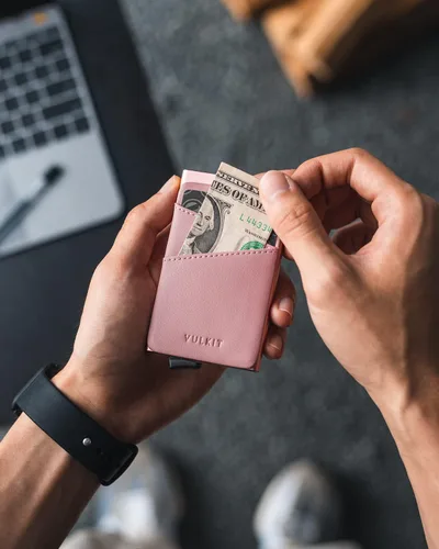 Vista 4 de VULKIT Cartera desplegable para tarjetas de crédito con ranuras de cuero adicionales con bloqueo RFID, funda delgada de metal para tarjetas, Rosa