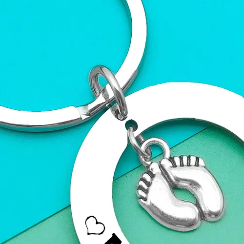 Vista 3 de Regalos de anuncio de embarazo para papá y mamá Est 2023 Juego de llaveros para nuevos padres, regalo por primera vez, regalo para papá y mamá
