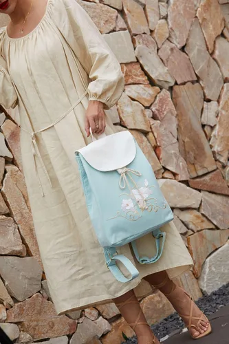 Vista 4 de C&P YOMKEY Mochila grande de lino ligero para mujer con patrones únicos bordados artesanales y culturales, Azul, verde, blanco., Mochila grande