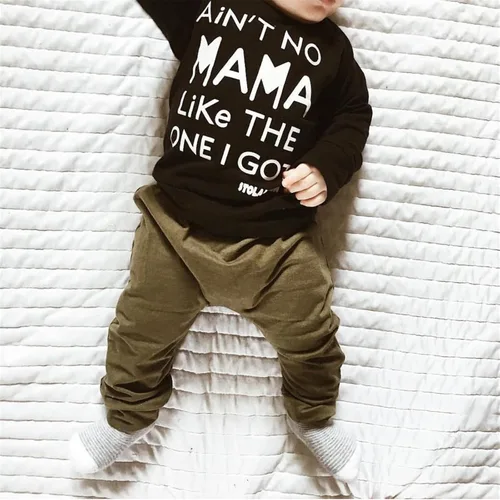 Vista 2 de Conjunto de ropa para bebés y niños pequeños con letras impresas