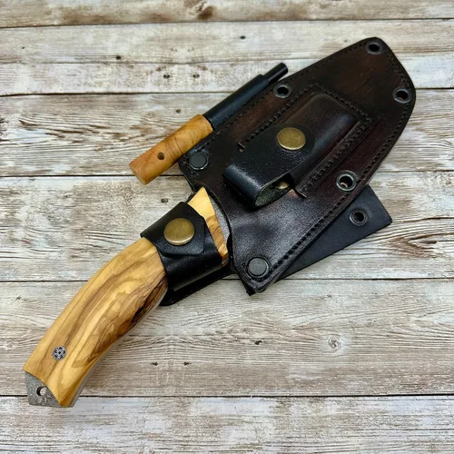 Vista 8 de CUCHILLO DE CAZA CON FUNDA, CUCHILLO DE CAZA CON MANGO DE OLIVA, CUCHILLA DE ACERO N690, FUNDA DE CUERO ORIGINAL Y VARILLA FERRO