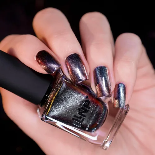 Vista 4 de ILNP Dark Matter - Esmalte de uñas magnético negro a rojo