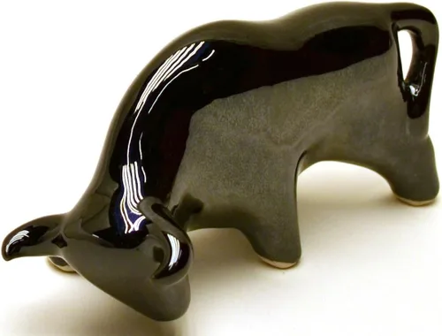 Vista 5 de Toro de escultura de cerámica hecho a mano y pintado a mano. Figura decorativa (tamaño pequeño 9.45 x 5.51 x 3.94 pulgadas) (negro mate)