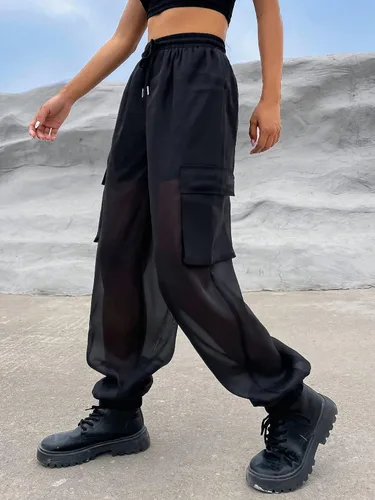 Vista 3 de OYOANGLE Pantalones cargo de malla transparente con cordón en la cintura y bolsillo con solapa para mujer