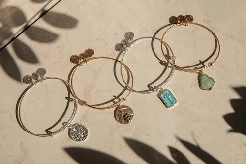 Vista 3 de Alex and Ani Camino de los símbolos, pulsera con llave
