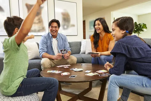 Vista 2 de Mattel Games Phase 10 Juego de cartas, Juego de secuencias tipo Rummy, Incluye 110 cartas, FFY05