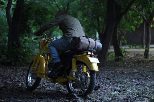 Vista 13 de Bolsa de lona para motocicleta de cuero genuino de grano completo resistente de inspiración militar Alforja Bolsa de fin de semana Con correas