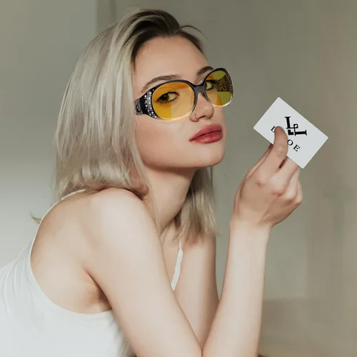 Vista 2 de LVIOE Gafas de conducción de visión nocturna envolventes antirreflejos con lente amarilla polarizada para mujer