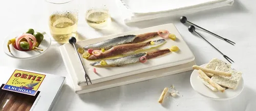 Vista 4 de Ortiz Sardinas A la Antiqua 'Estilo Antiguo', Húmedas y Tiernas, Capturadas en Salvaje en España y Envasadas a Mano en Aceite de Oliva Extra Virgen